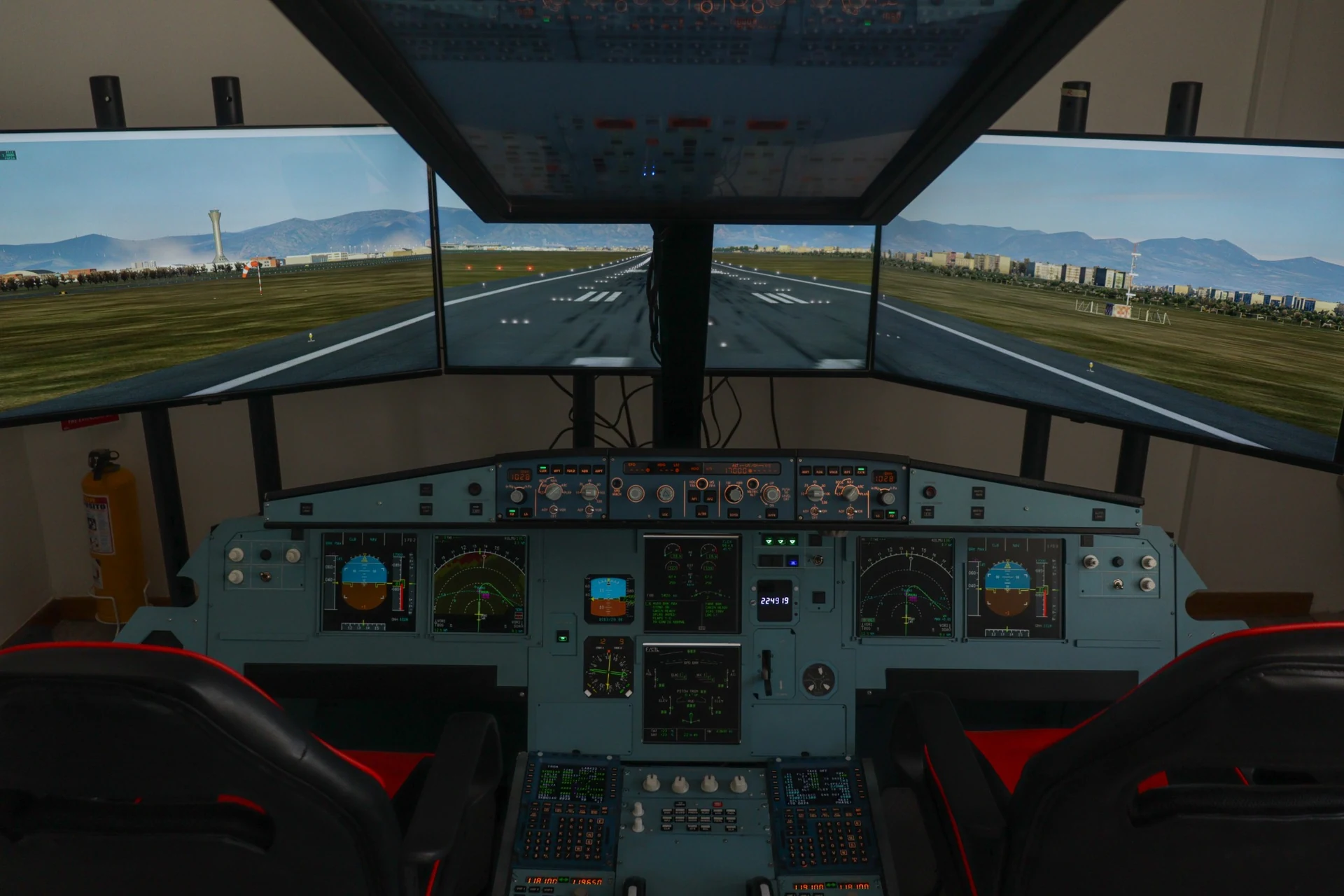 Vista frontal del simulador Airbus A320 de PilotTips con escenario de pista